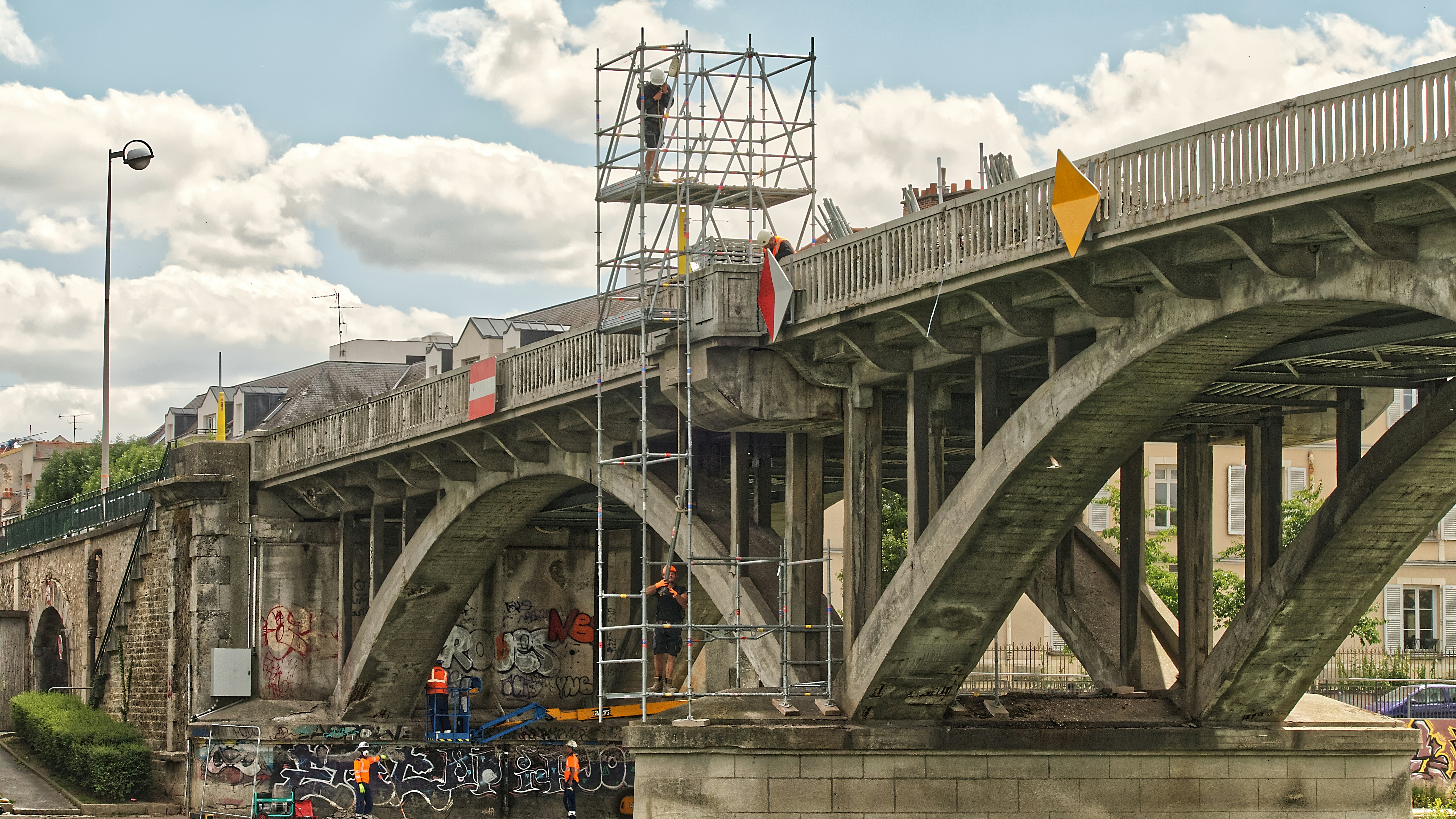 Sanierung einer Brücke symbolisiert erfolgreiche Change Management Best Practices